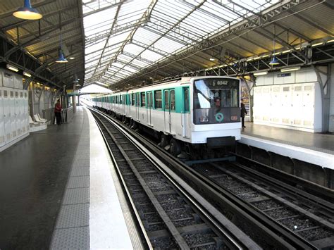 Nina se fait accosté sur le quai de la gare